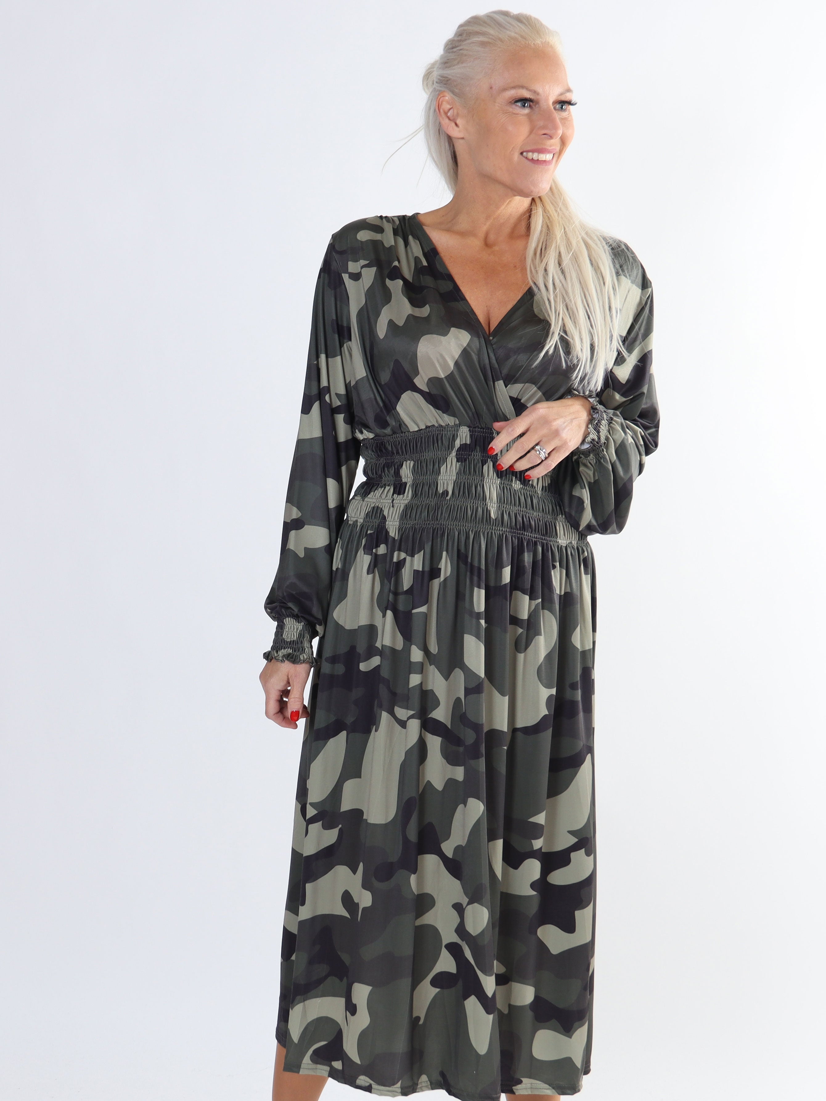 Pams Camo Midi L/S - Elastisk plus size kjole i camouflageprint